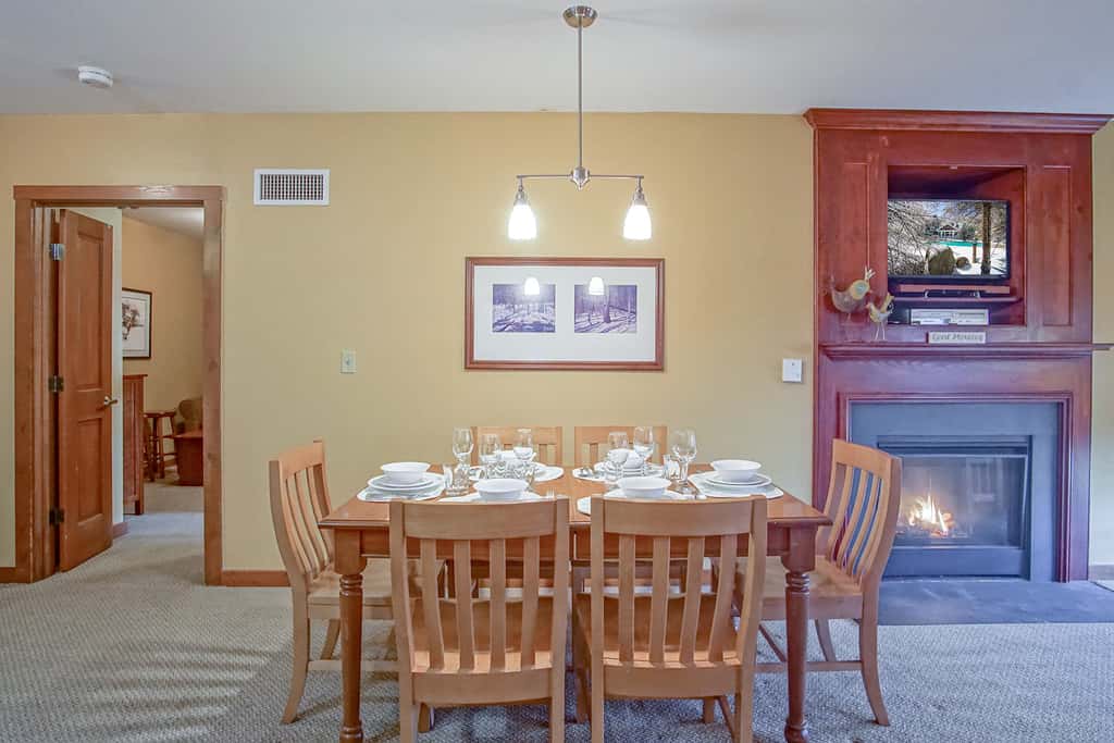 2 Br Plus Den: Allegheny Springs 140