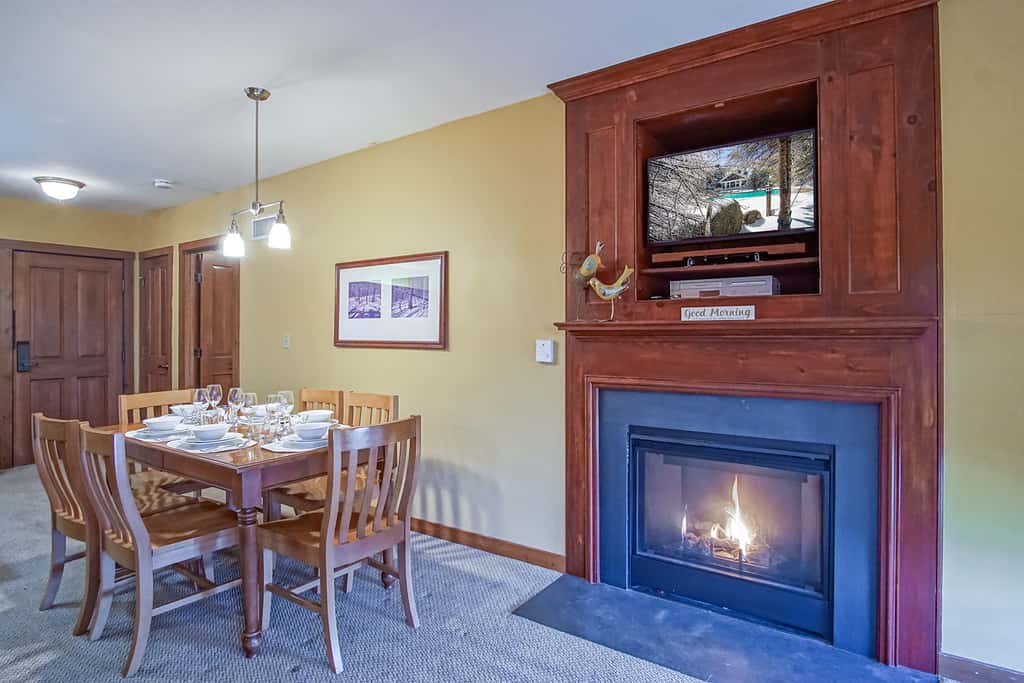 2 Br Plus Den: Allegheny Springs 140