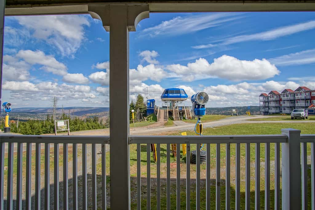 2 Br Plus Den: Allegheny Springs 140