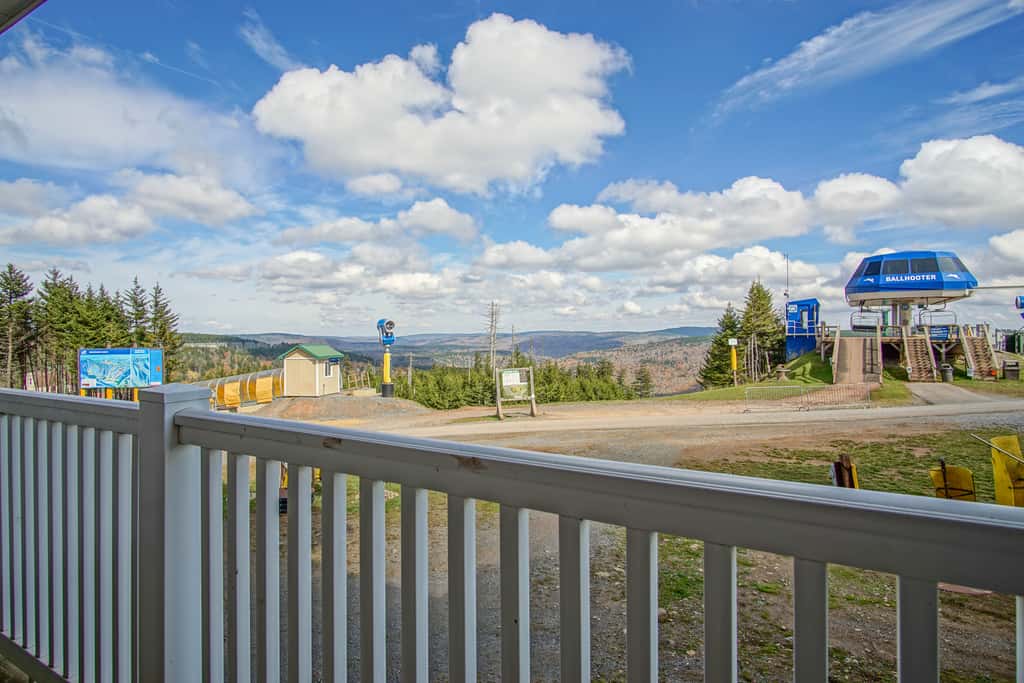 2 Br Plus Den: Allegheny Springs 140