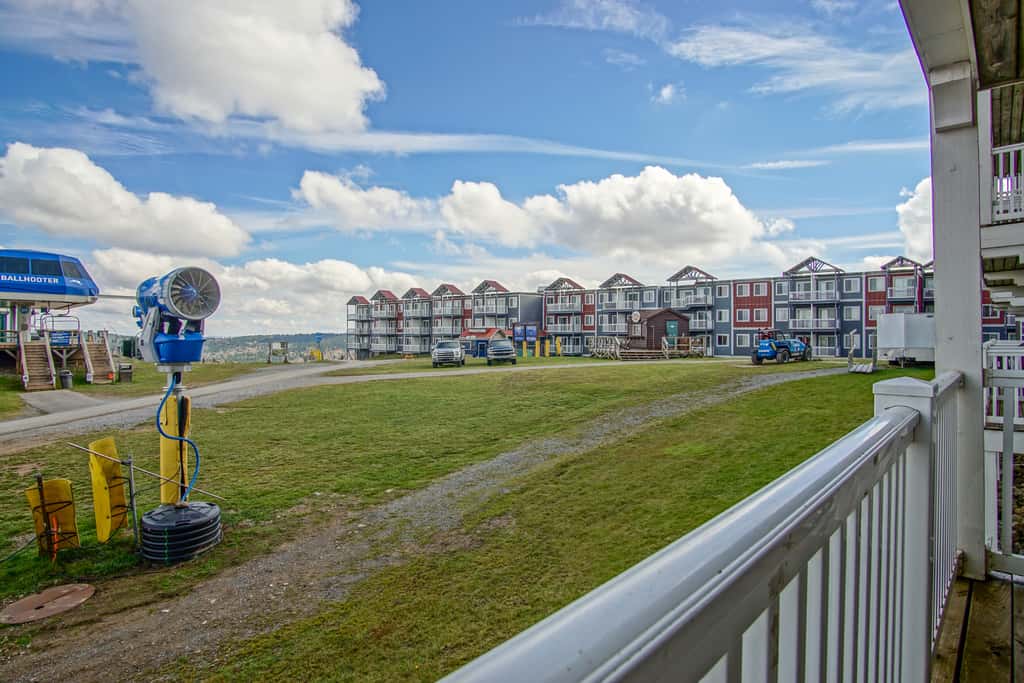 2 Br Plus Den: Allegheny Springs 140