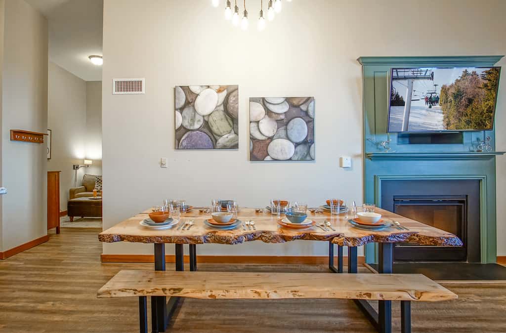 2 Br Plus Den: Allegheny Springs 440