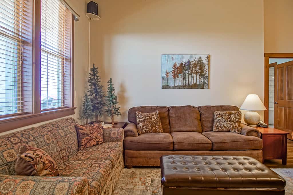 2 Br Plus Den: Allegheny Springs 440