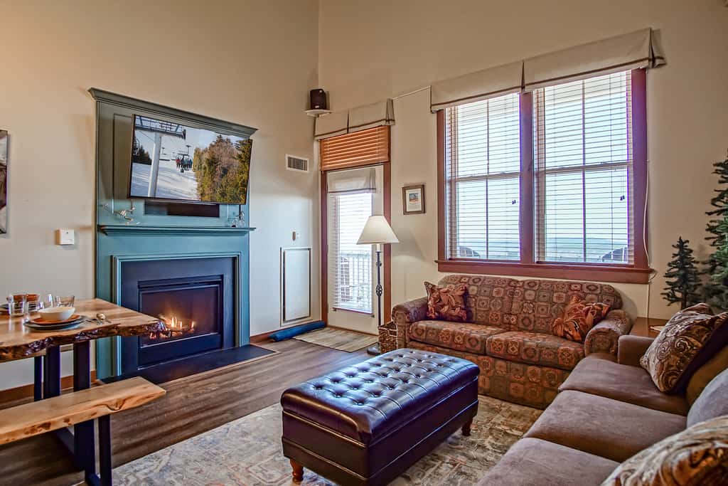 2 Br Plus Den: Allegheny Springs 440