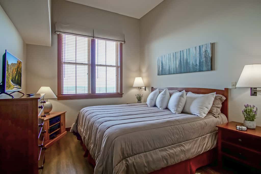 2 Br Plus Den: Allegheny Springs 440