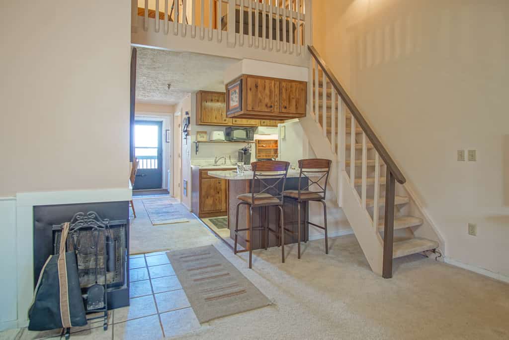 1Br: Studio Loft Ridgewood 59 Wood Fireplace, Washer and Dryer Full Kitchen