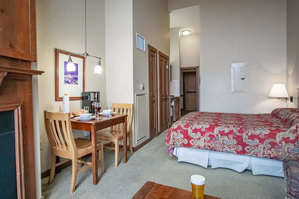1 Br Jr Studio: Allegheny Springs 414