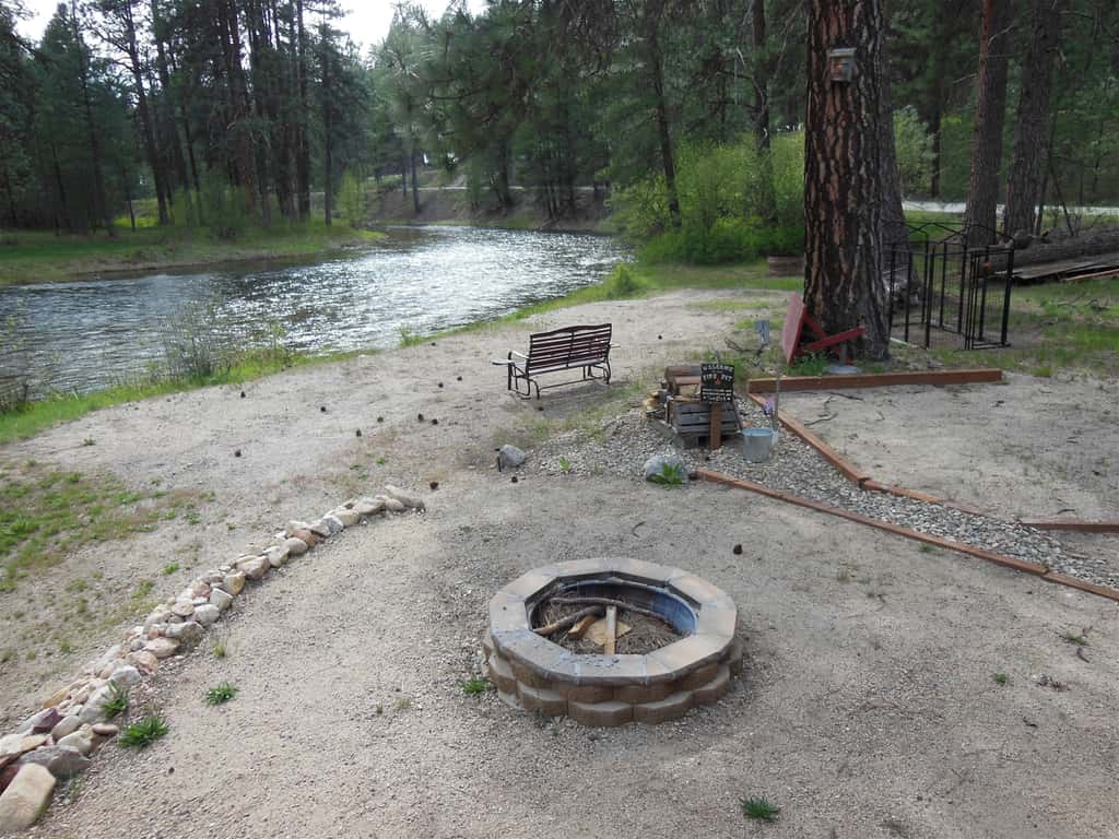 Lone Pine Place