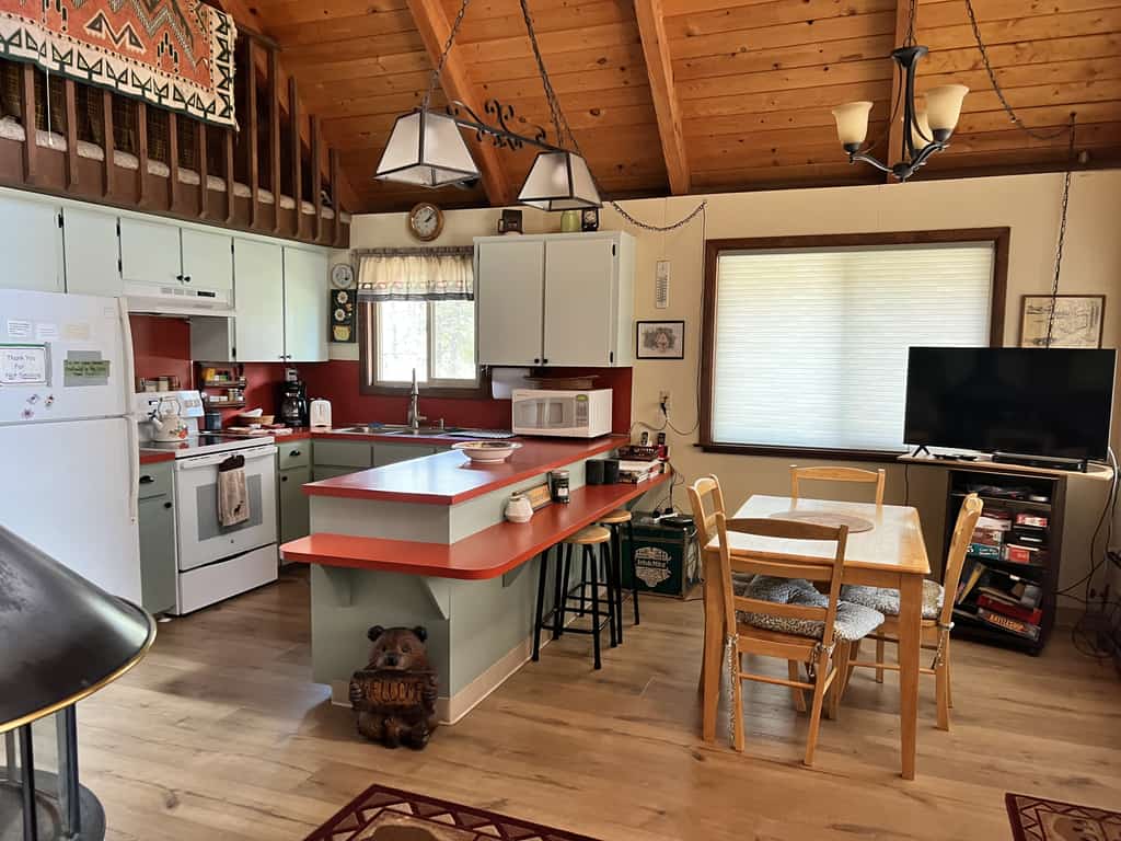 Getaway to the Mountains in the Cozy Rustic Cabin