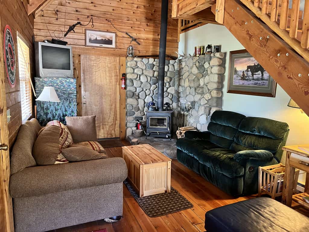 Geothermal pools and hot tub make this off-grid getaway pure joy!