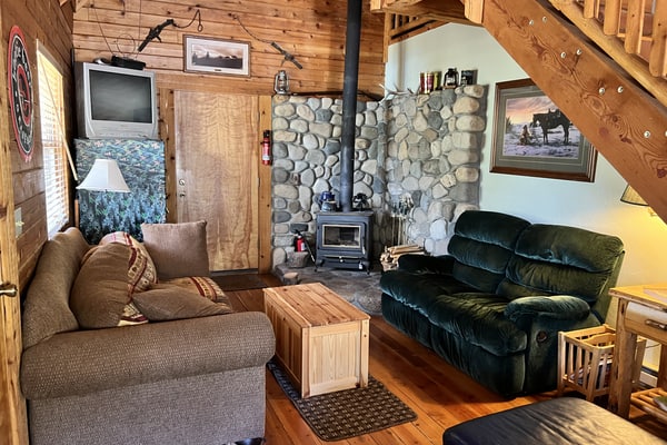 Geothermal pools and hot tub make this off-grid getaway pure joy!