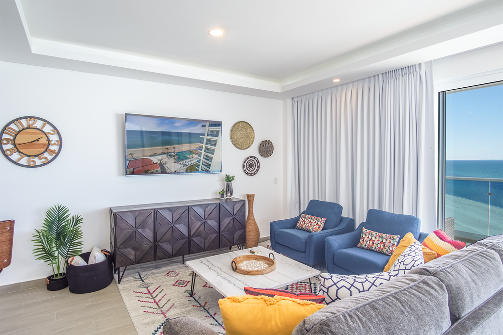 Beautiful 2BR Condo Encantame Towers Verano 805