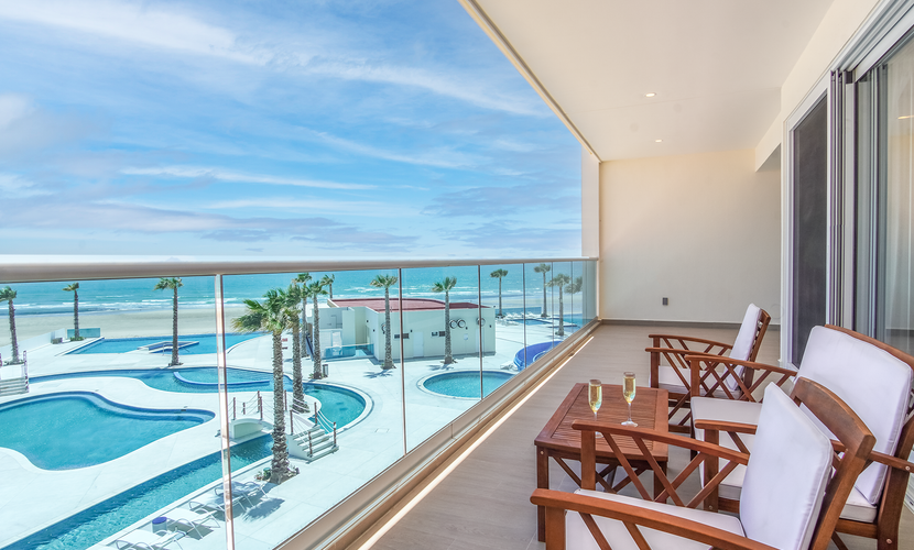 Cozy beach front getaway Encantame Towers E304