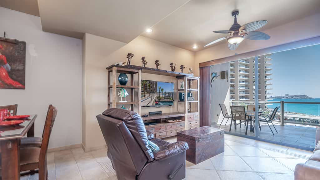 Phase 2 1 BR 1BA Cordoba 302 plus room