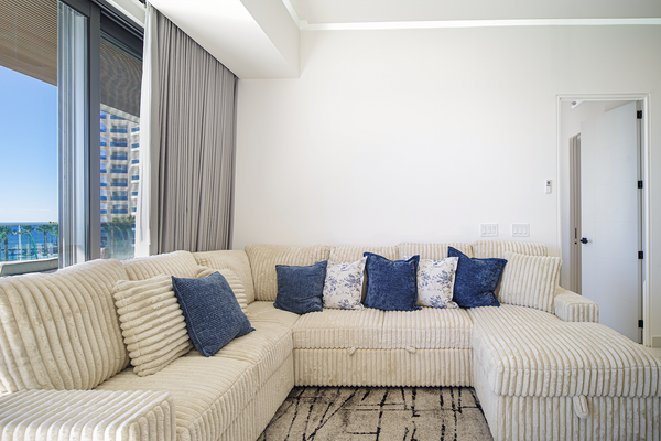 R304 Encantame Soleil: Spacious 3BR Beachfront Retreat with Stunning Ocean Views
