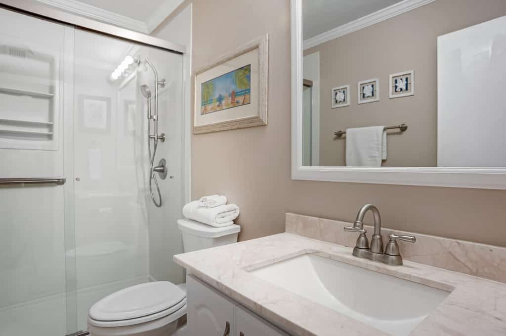Experience the best of Hilton Head in this updated 1BR condo at 909 Cutter Court. Located in the heart of Sea Pines, you are steps away from Harbor Town’s iconic lighthouse, dining, and shopping. Enjoy a bright, open floor plan with a king suite, full kitchen, and a private balcony. Your stay includes a pool pass for the resort pool directly across the street, making this the perfect blend of coastal relaxation and resort-style convenience for your next island getaway.


