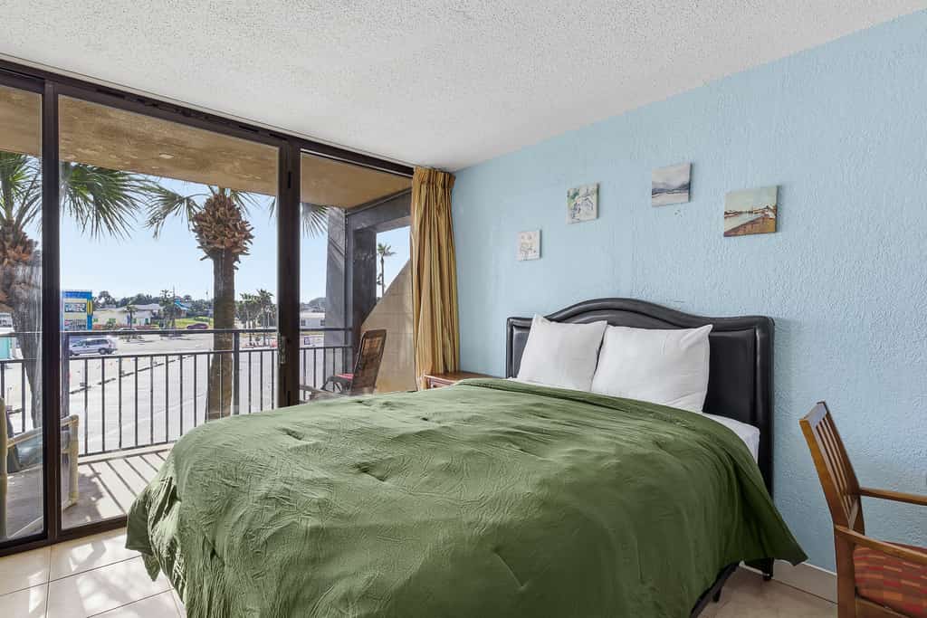 Beachside Studio at Hawaiian Inn w/ Pools & Beach Access