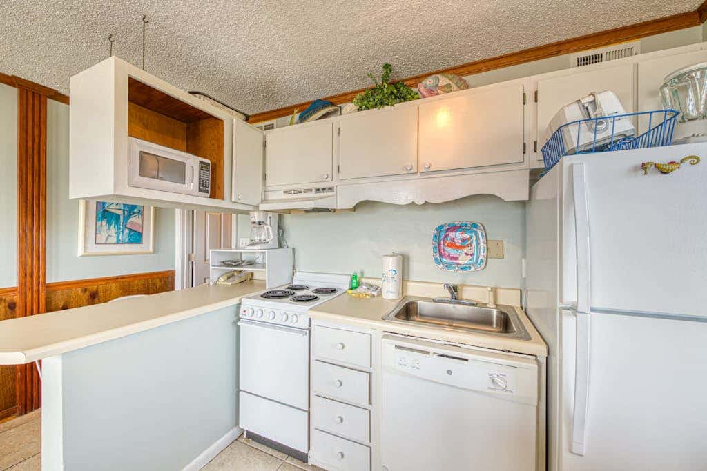 Waterfront getaway with beach view, shared pools & sports courts