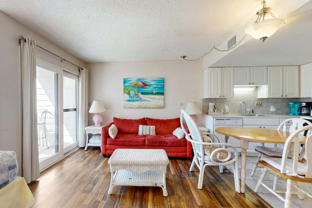 Lovely condo with balcony & gym - great for couples retreat