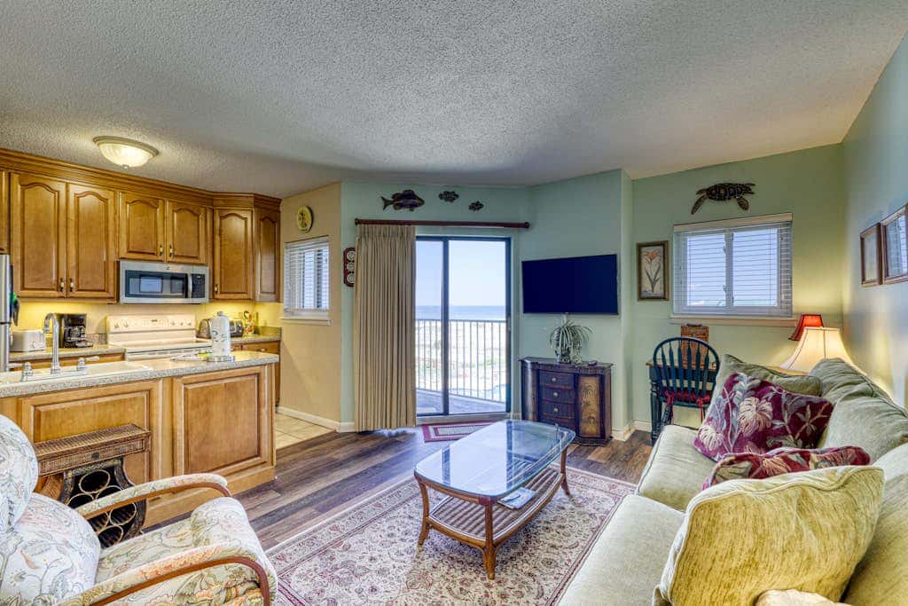 Waterfront condo with shared pools - snowbird-friendly