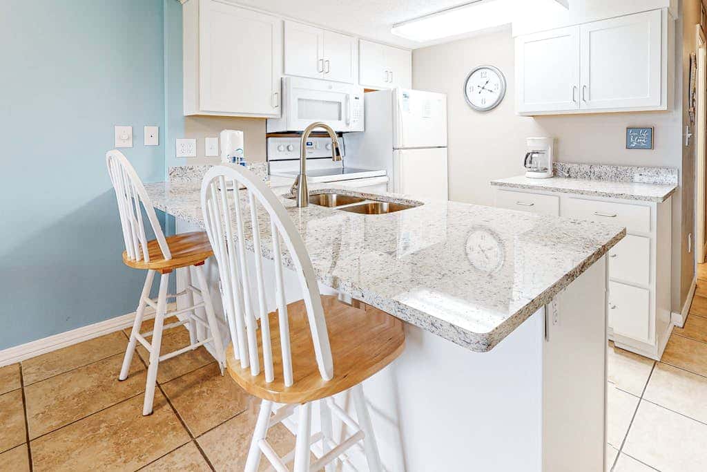 Ground-floor condo with entertainment, shared pool, hot tub - near beach
