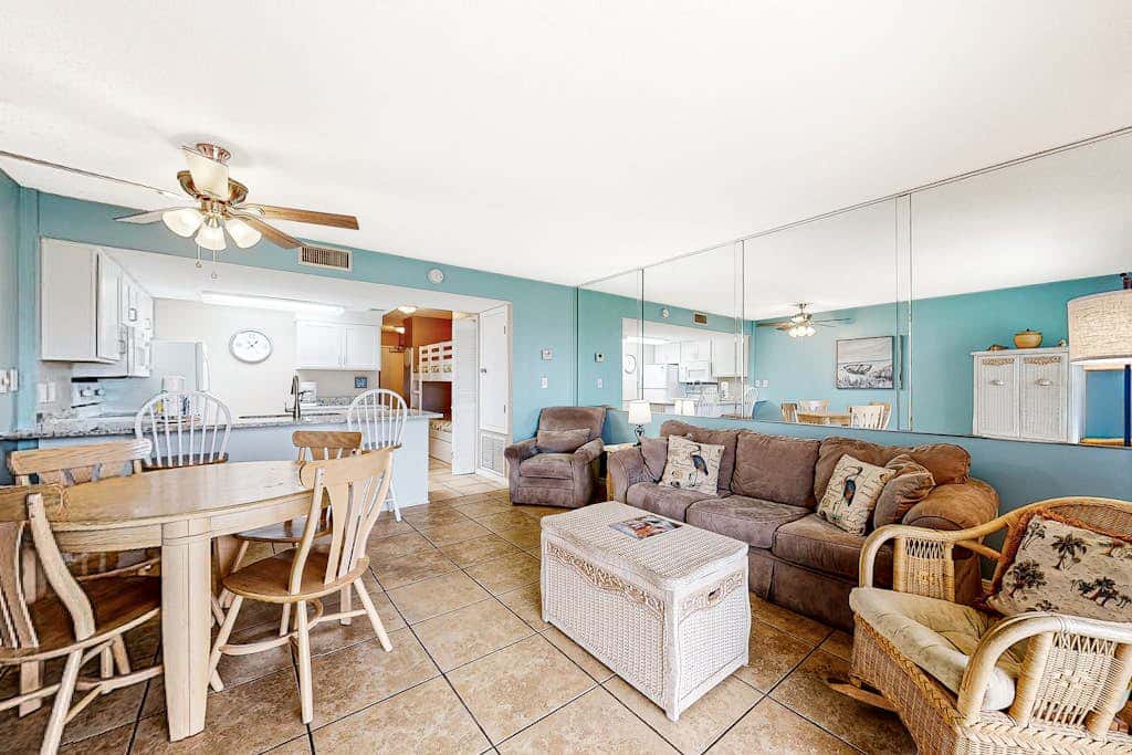 Ground-floor condo with entertainment, shared pool, hot tub - near beach