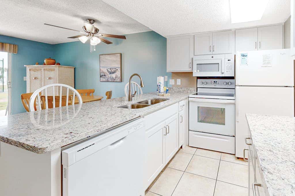 Ground-floor condo with entertainment, shared pool, hot tub - near beach