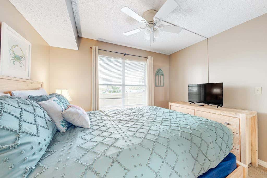 Ground-floor condo with entertainment, shared pool, hot tub - near beach