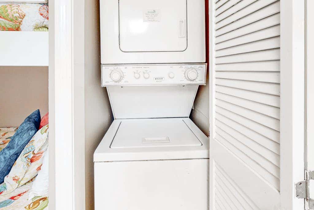 Ground-floor condo with entertainment, shared pool, hot tub - near beach