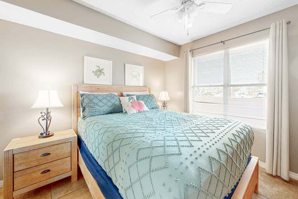 Ground-floor condo with entertainment, shared pool, hot tub - near beach