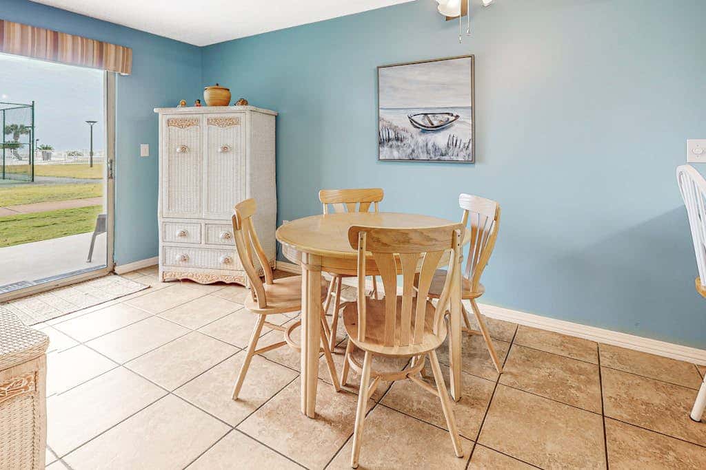 Ground-floor condo with entertainment, shared pool, hot tub - near beach