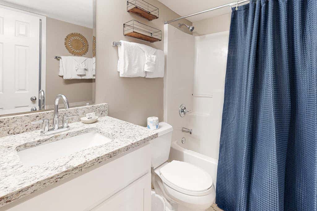 Ground-floor condo with entertainment, shared pool, hot tub - near beach