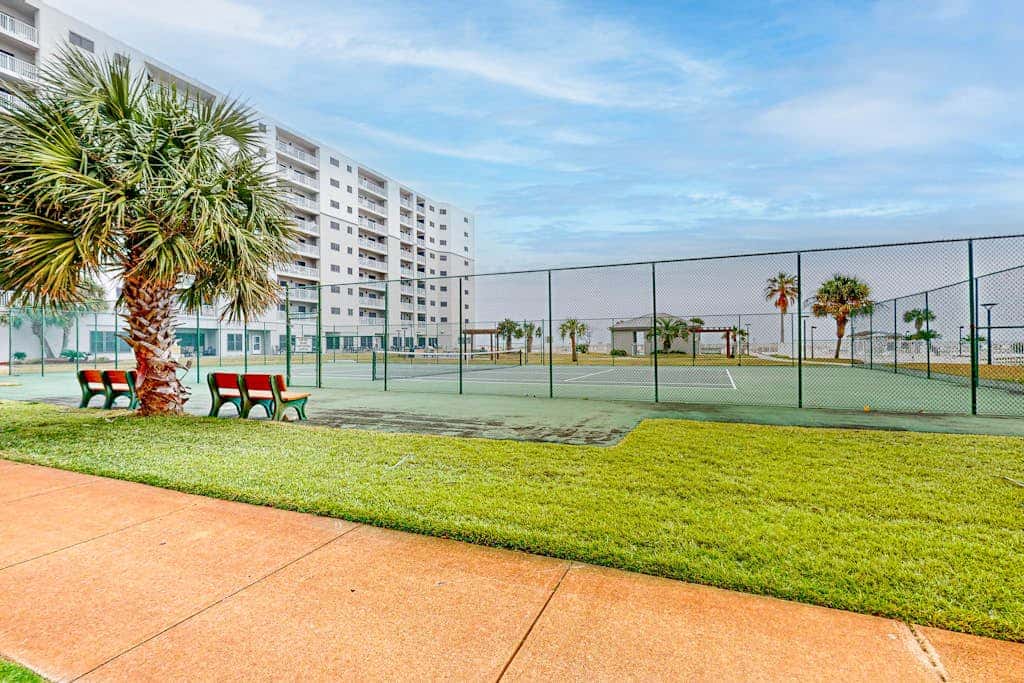 Ground-floor condo with entertainment, shared pool, hot tub - near beach