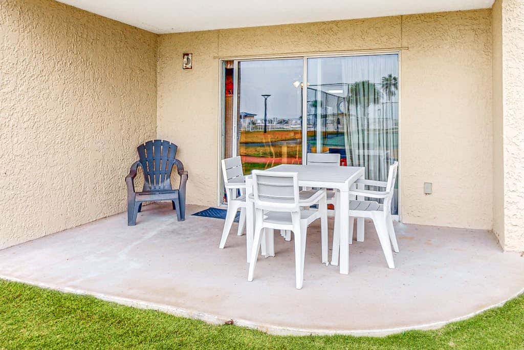 Ground-floor condo with entertainment, shared pool, hot tub - near beach
