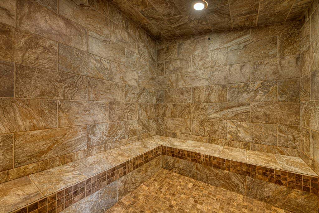 Ground-floor condo with entertainment, shared pool, hot tub - near beach