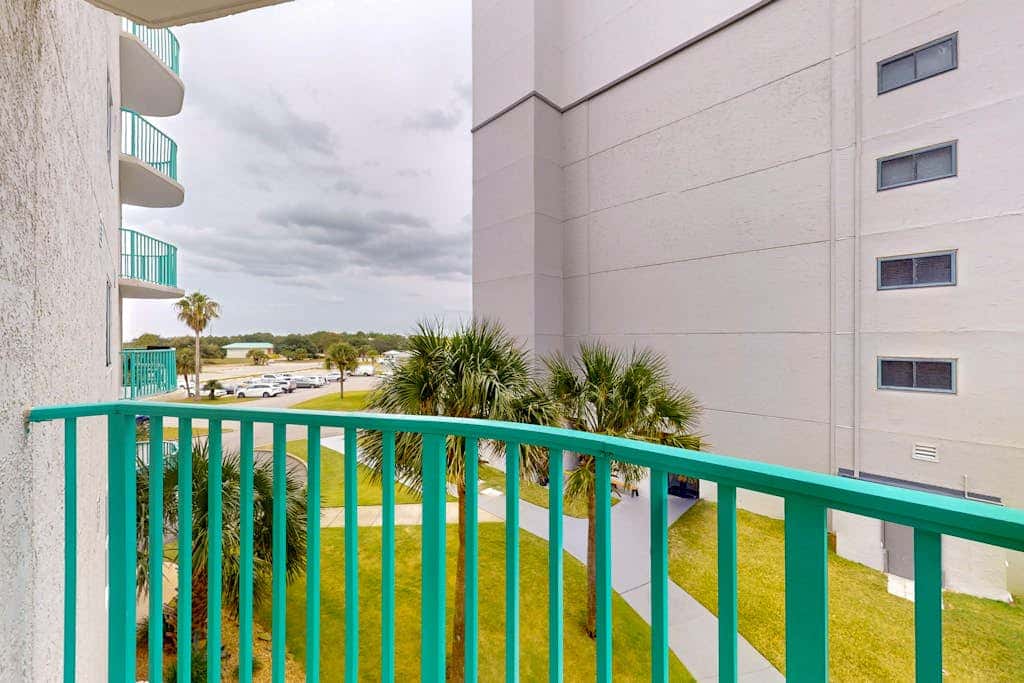 Waterfront condo with shared pool & hot tub - walk to dining & beach