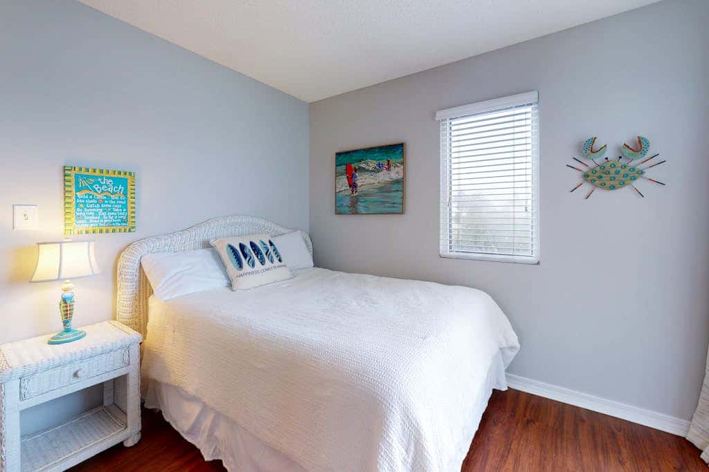Waterfront condo with shared pool & hot tub - walk to dining & beach