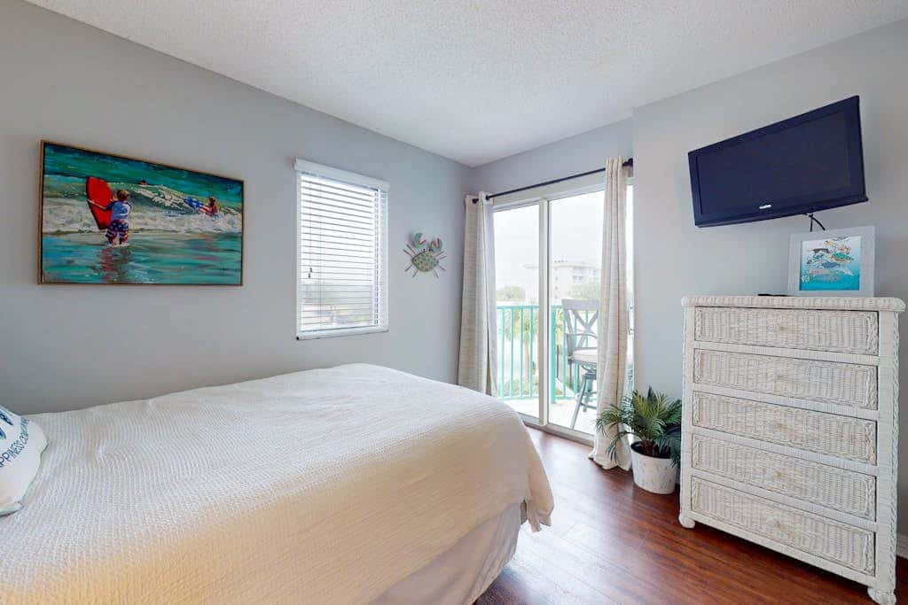 Waterfront condo with shared pool & hot tub - walk to dining & beach