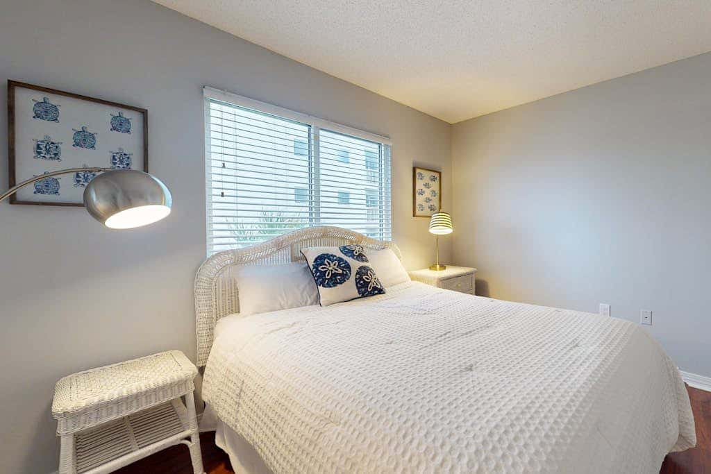 Waterfront condo with shared pool & hot tub - walk to dining & beach