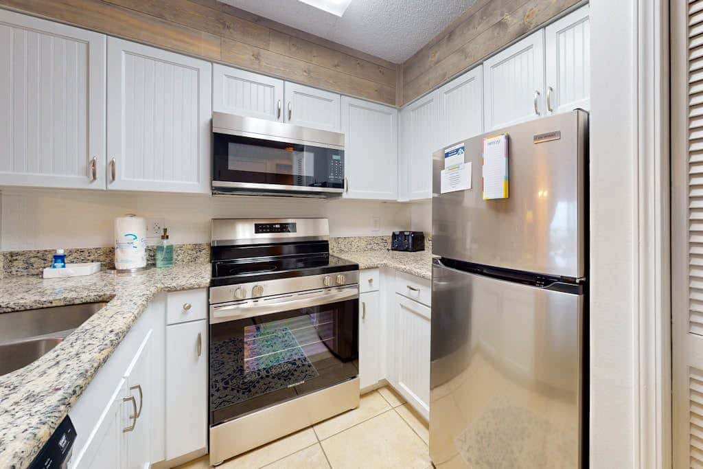 Waterfront condo with shared pool & hot tub - walk to dining & beach