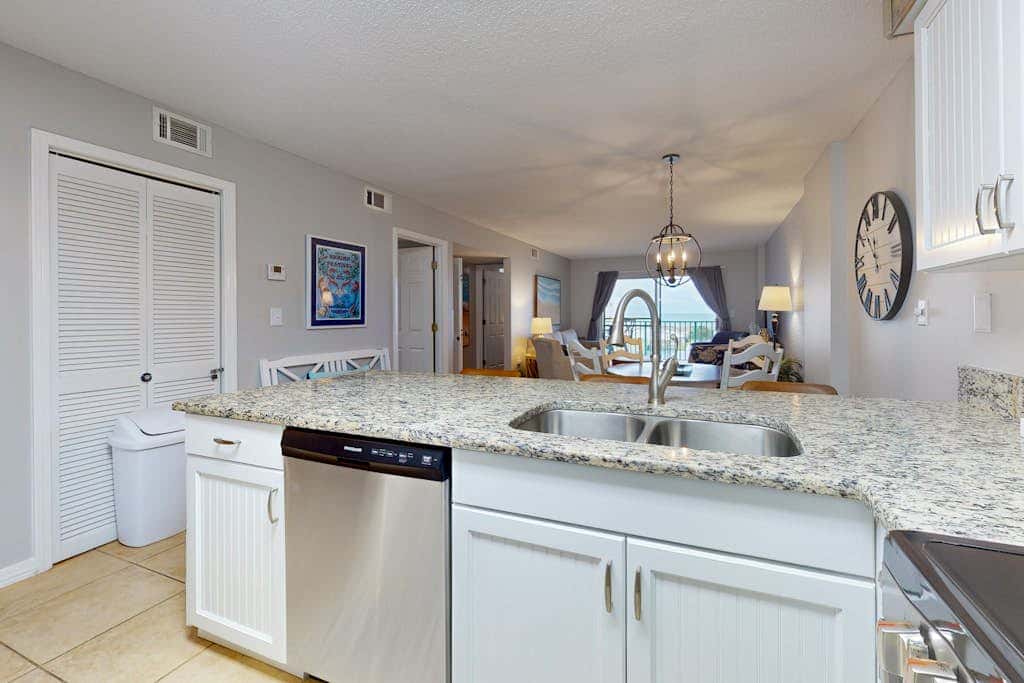 Waterfront condo with shared pool & hot tub - walk to dining & beach