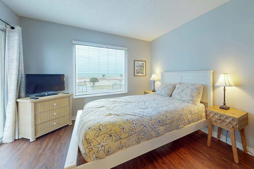 Waterfront condo with shared pool & hot tub - walk to dining & beach