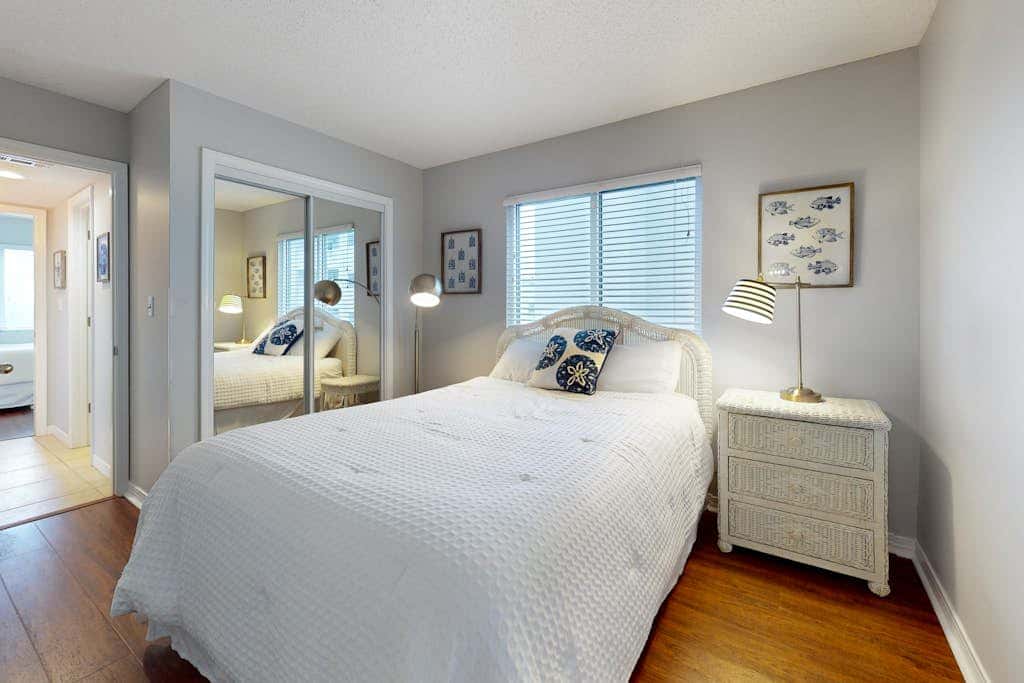Waterfront condo with shared pool & hot tub - walk to dining & beach