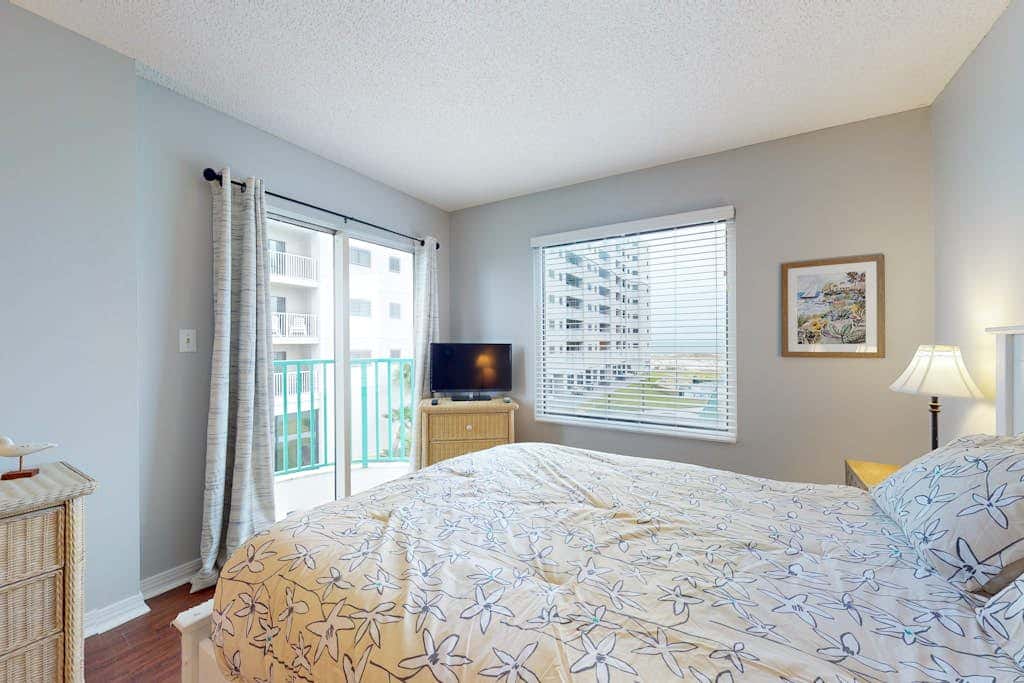 Waterfront condo with shared pool & hot tub - walk to dining & beach
