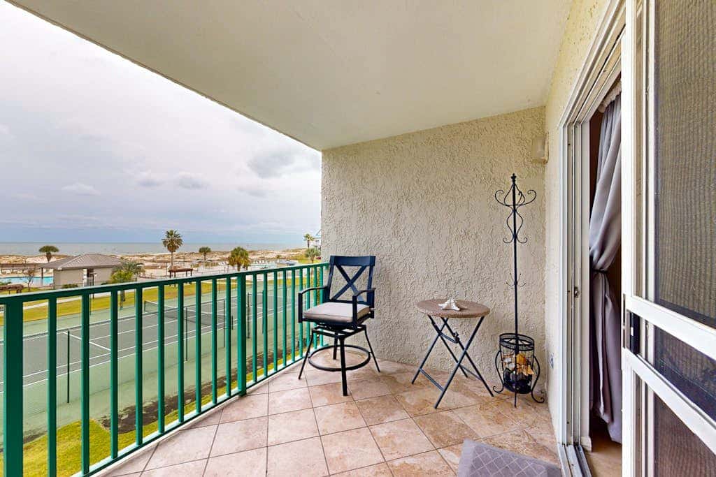 Waterfront condo with shared pool & hot tub - walk to dining & beach