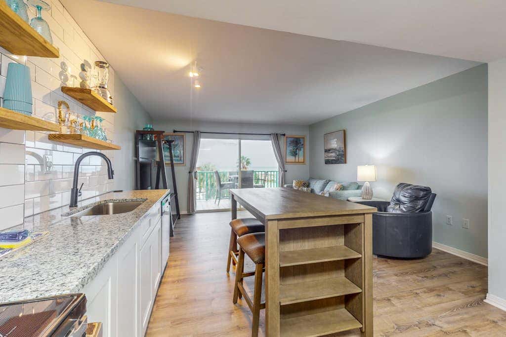 Waterfront condo with shared pool & hot tub - near dining & the beach