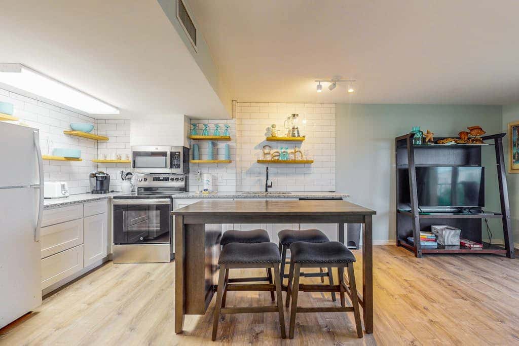 Waterfront condo with shared pool & hot tub - near dining & the beach