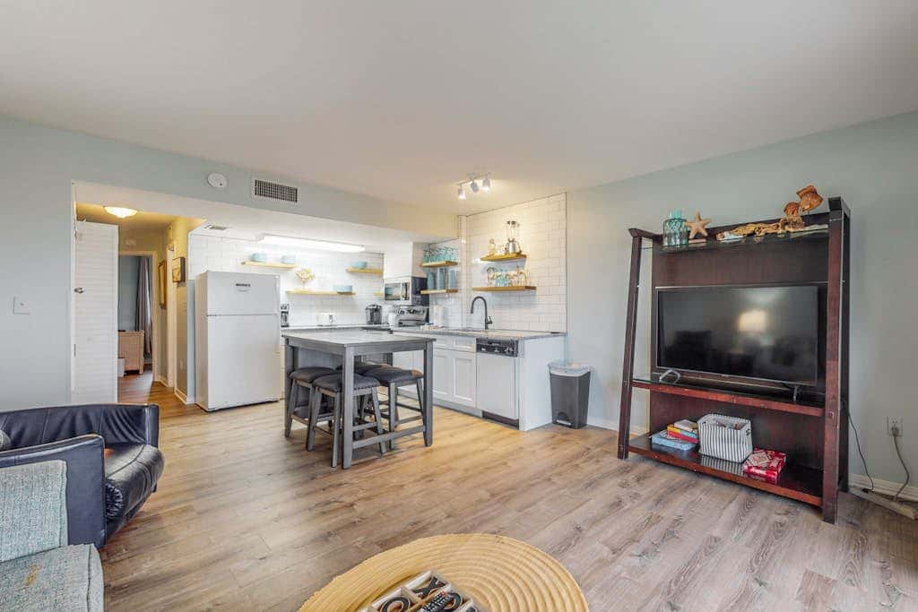 Waterfront condo with shared pool & hot tub - near dining & the beach