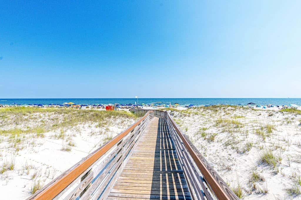 Waterfront condo with shared pool & hot tub - near dining & the beach