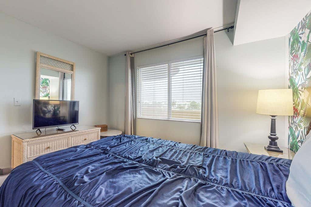 Waterfront condo with shared pool & hot tub - near dining & the beach